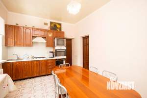 Дом 303м², 3-этажный, участок 5 сот.