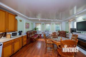 Дом 270м², 3-этажный, участок 6 сот.  