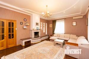 Дом 327м², 3-этажный, участок 9 сот.  