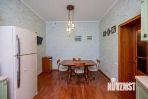 Дом 327м², 2-этажный, участок 9 сот.  